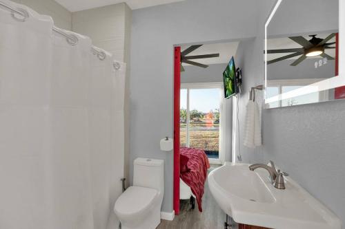 Et badeværelse på Best Little Fredericksburg Texas Bed And Breakfast