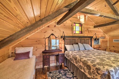 una camera con un letto in una baita di tronchi di Mountain View Hideaway with Outdoor Fireplace! a Mountain View