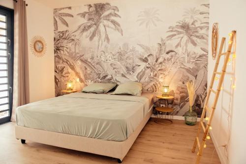 um quarto com uma cama com um mural de palmeiras em Maison Moderne et Cosy proche de Papeete em Punaauia