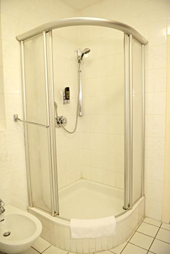 a bathroom with a shower and a toilet at Motel21 Hamburg-Mitte in Hamburg