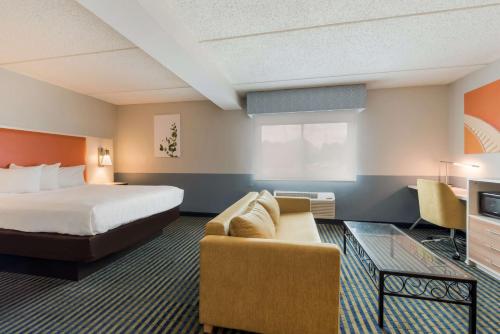 維斯坦頓城的住宿－伯靈頓貝斯特韋斯特酒店，酒店客房,配有床和沙发