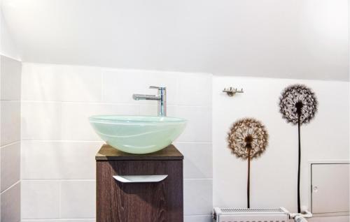 Ένα μπάνιο στο Nice Apartment In Wurster Nordseeküste