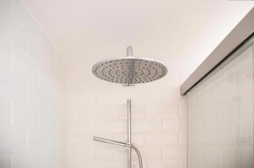 a bathroom with a shower and a ceiling at Bonita stay B Rocks Nuevo vistas fibra clima in Jávea