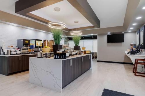 TV a/nebo společenská místnost v ubytování Best Western Corpus Christi Airport Hotel