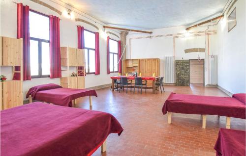 Habitación con camas moradas y mesa. en Gorgeous Apartment In Monselice With Kitchenette en Monselice