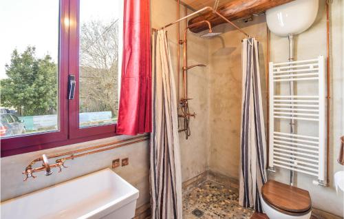 baño con lavabo y aseo y ventana en Gorgeous Apartment In Monselice With Kitchenette en Monselice
