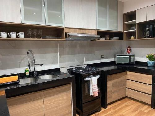 a kitchen with a sink and a stove at Turista en casa Apartamento con 100 m2 in Lima