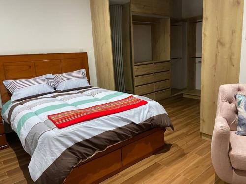 1 dormitorio con cama, silla y vestidor en Turista en casa Apartamento con 100 m2, en Lima