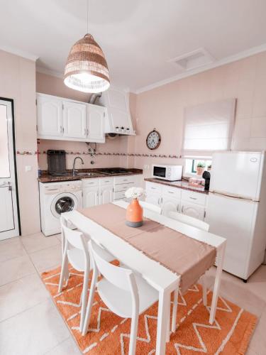 Кухня или мини-кухня в Cantinho da Praia Apartments
