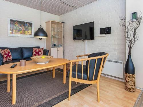sala de estar con mesa y sofá en 5 person holiday home in Henne, en Henne Strand