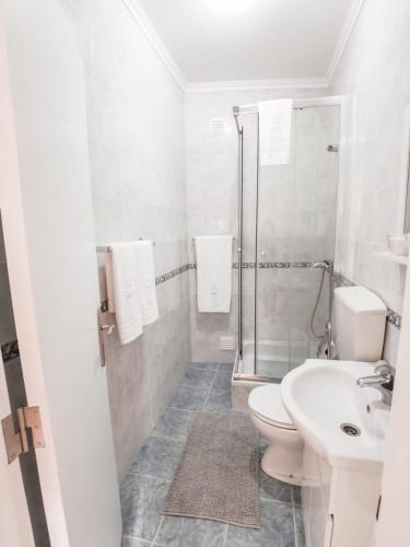 Ванная комната в Cantinho da Praia Apartments