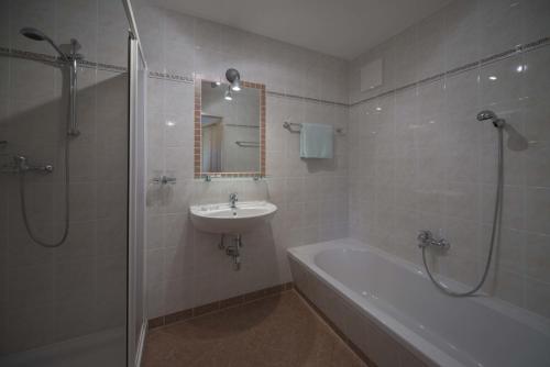 ヴィルゲンにあるVirgenhausのバスルーム(シャワー、シンク、バスタブ付)