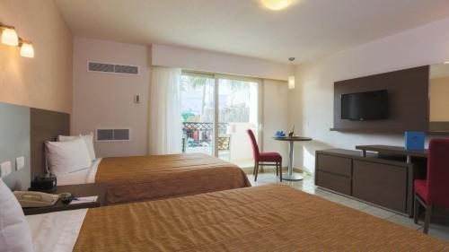 Кровать или кровати в номере Crown Paradise Club Puerto Vallarta All Inclusive