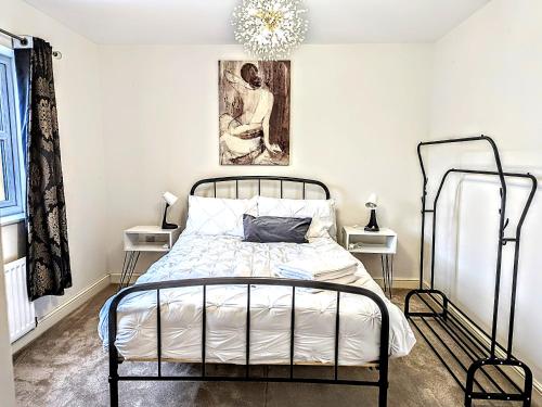 una camera con letto in ferro battuto e lampadario pendente di Lovely 3 Bed Home for Colleagues a Darlington