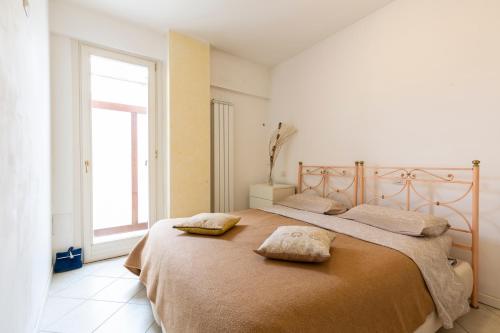 1 dormitorio con 1 cama grande y 2 almohadas en Apartment Holiday Senigallia en Senigallia