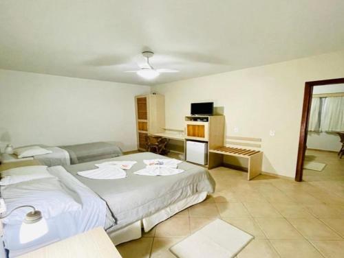 um quarto amplo com 2 camas e uma cozinha em Ózera Hotel Fazenda em Prudentópolis