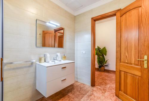 ein Bad mit einem Waschbecken und einem Spiegel in der Unterkunft Ca´ Lita in Playa Blanca