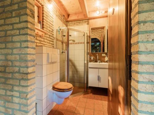 Bilik mandi di Holiday Home in Wijnaldum near Harlingen Harbor