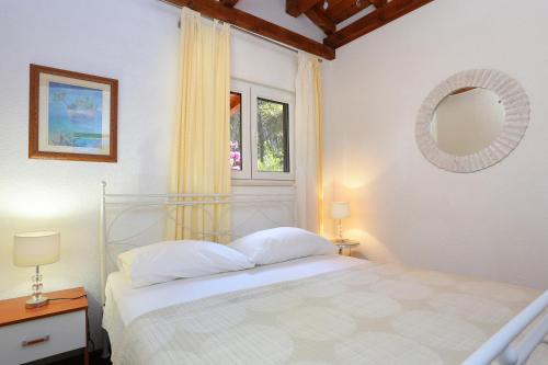 Postel nebo postele na pokoji v ubytování Apartment Okrug Donji 12502c