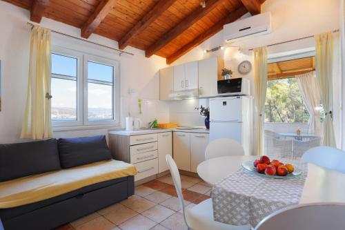 Kuchyň nebo kuchyňský kout v ubytování Apartment Okrug Donji 12502c