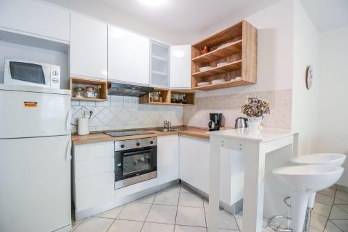 Apartments with parking space Zadar - 15945