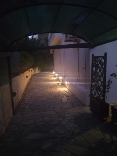 un vicolo buio con un cancello di notte di Cozy Studio ad Atene