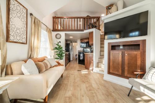 Area tempat duduk di NEW! Boutique TinyHome w/Direct View of PikesPeak!