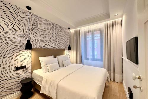 OPERA PROMENADE 4 Renovated 3 Bedrooms Balcony Sea View AC