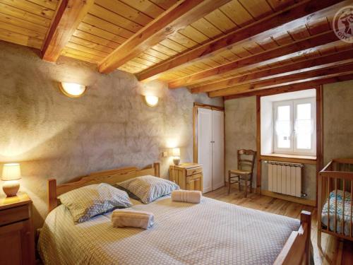 1 dormitorio con 2 camas y techo de madera en Gîte Saint-Bonnet-le-Courreau, 4 pièces, 8 personnes - FR-1-496-28, en Saint-Bonnet-le-Courreau