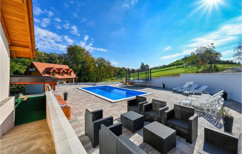 The swimming pool at or close to Pet Friendly Home In Vinogradi Ludbreski With Kitchen