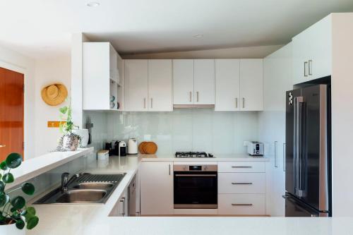 Una cocina o zona de cocina en Birdsong Hideaway
