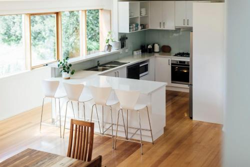 Una cocina o zona de cocina en Birdsong Hideaway