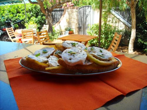 um prato de comida sentado numa mesa em Loremar em Gaeta