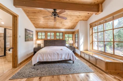 - une chambre avec un lit et un ventilateur de plafond dans l'établissement Grouse Ridge, à Truckee