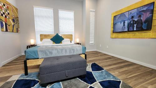 1 dormitorio con 1 cama y una gran pintura en la pared en Sleeps 8 Excellent 3 Story Galleria Escape HPLE, en Houston