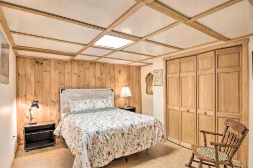 Ένα ή περισσότερα κρεβάτια σε δωμάτιο στο Cozy Easton Getaway with Hot Tub, Gas Grill!