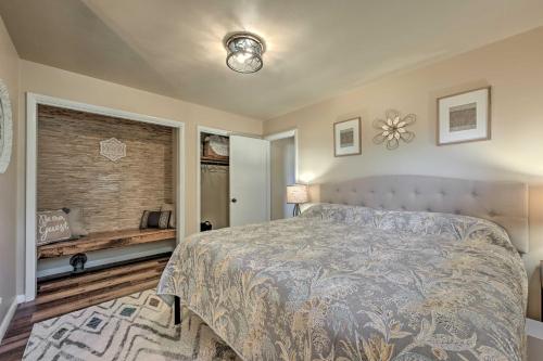 Schlafzimmer mit einem Bett und einem Fenster in der Unterkunft Updated Pet-Friendly Home - 9 Mi to Ski Area! 