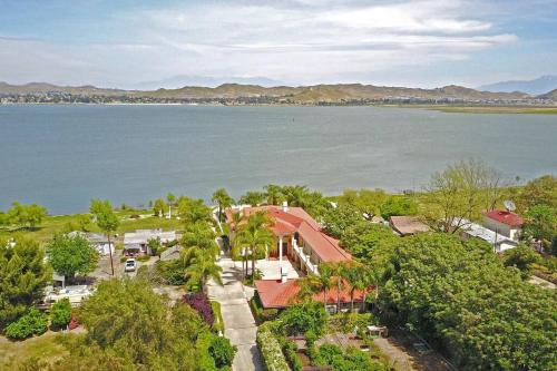 Lakeside Mansion- Waterfront, Sleeps 50, Boat ramp