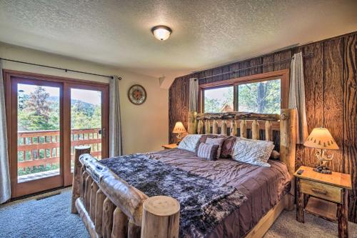 เตียงในห้องที่ Big Bear Lake Cabin about 1 Mi to Bear Mtn Resort