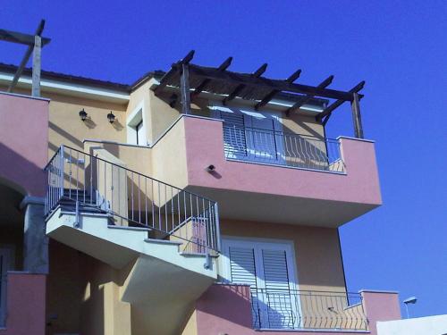 - un bâtiment avec des balcons sur le côté dans l'établissement Traumblick, à Valledoria