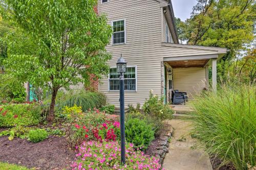 Taman di luar 3 Mi to Blue Marsh Lake Spacious Home with Deck