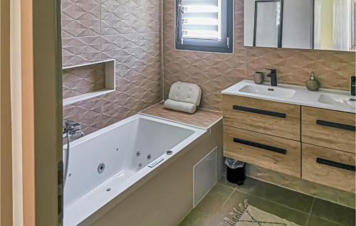 Ένα μπάνιο στο Gorgeous Home In Mornas With Private Swimming Pool, Can Be Inside Or Outside