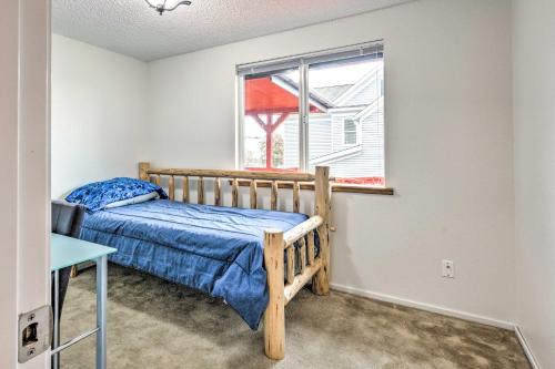 מיטה או מיטות בחדר ב-Walkable Sitka Getaway with Community Perks!