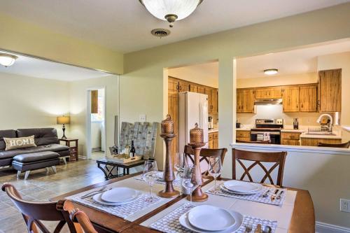 Imagen de la galería de Cleveland Area Home with Yard about 12 Mi to Dtwn!, en Parma