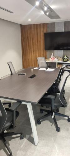 an office desk with two chairs and a table at Brickell Hotel apto g 08 Santo Domingo Bella Vista in Santo Domingo