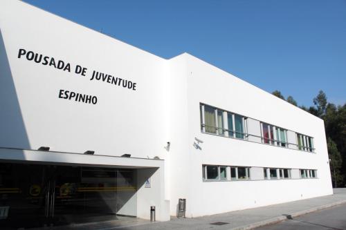 a white building with the words pueblo of yucatan at Hi Espinho - Pousada de Juventude in Espinho