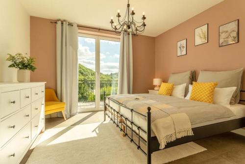 1 dormitorio con cama y ventana grande en Spacious Home Sauna Hot Tub Pool Patio BBQ en Hohenfels-Essingen