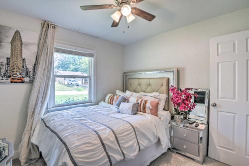 um quarto com uma cama, uma ventoinha de tecto e uma janela em Beautiful Family-Friendly Home in Arlington! em Arlington