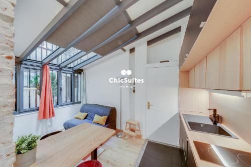 une cuisine avec une table et une chaise dans une pièce dans l'établissement Louvre Pyramide, à Paris