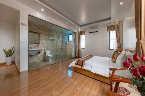 1 dormitorio con 1 cama extragrande y baño en Airport Transit Hotel, en Hanói